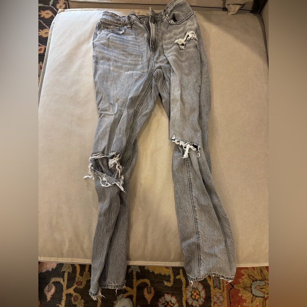 American Eagle jeans with a ripped knee #distresseddenim